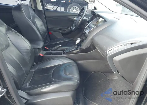 2017 Ford Focus Titanium z USA, uszkodzony, nr VIN 1FADP3N25HL256014